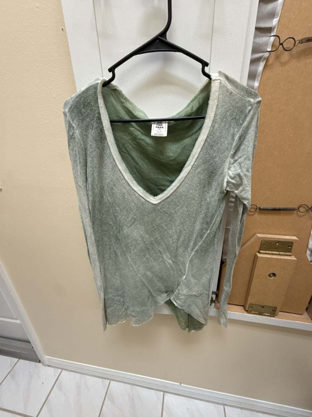 We The Free Free People Long Sleeve V-Neck Raw Hem Top Green Size XS